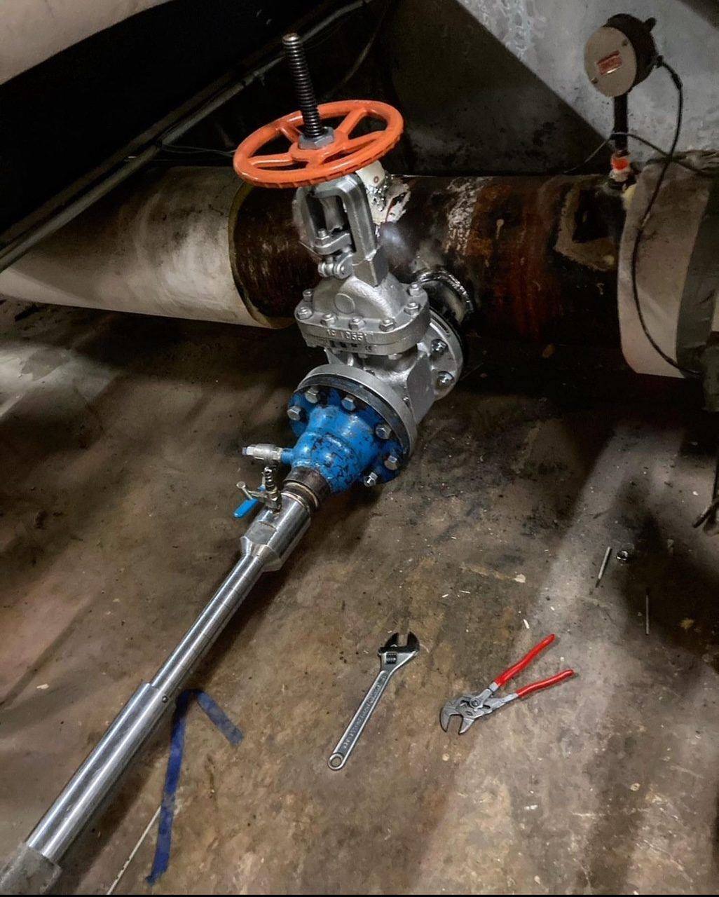 Hot tapping a live pressurized line